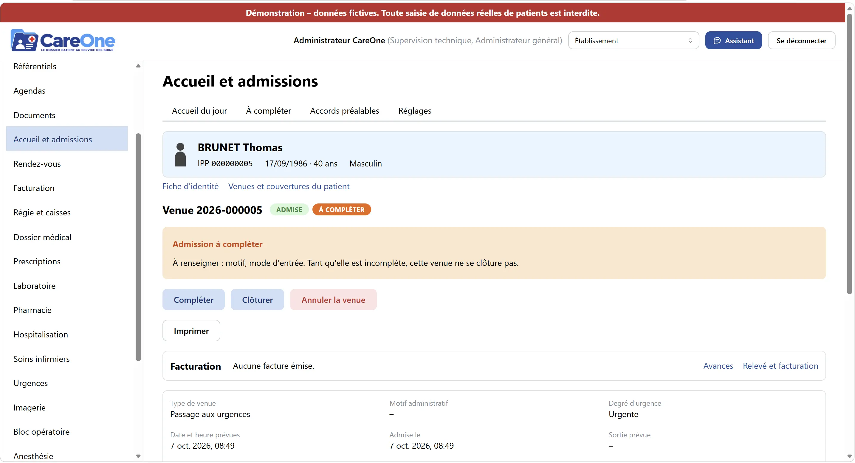 Écran « Accueil et admissions » : la venue d’un patient fictif, avec un encadré qui indique les informations restant à renseigner.