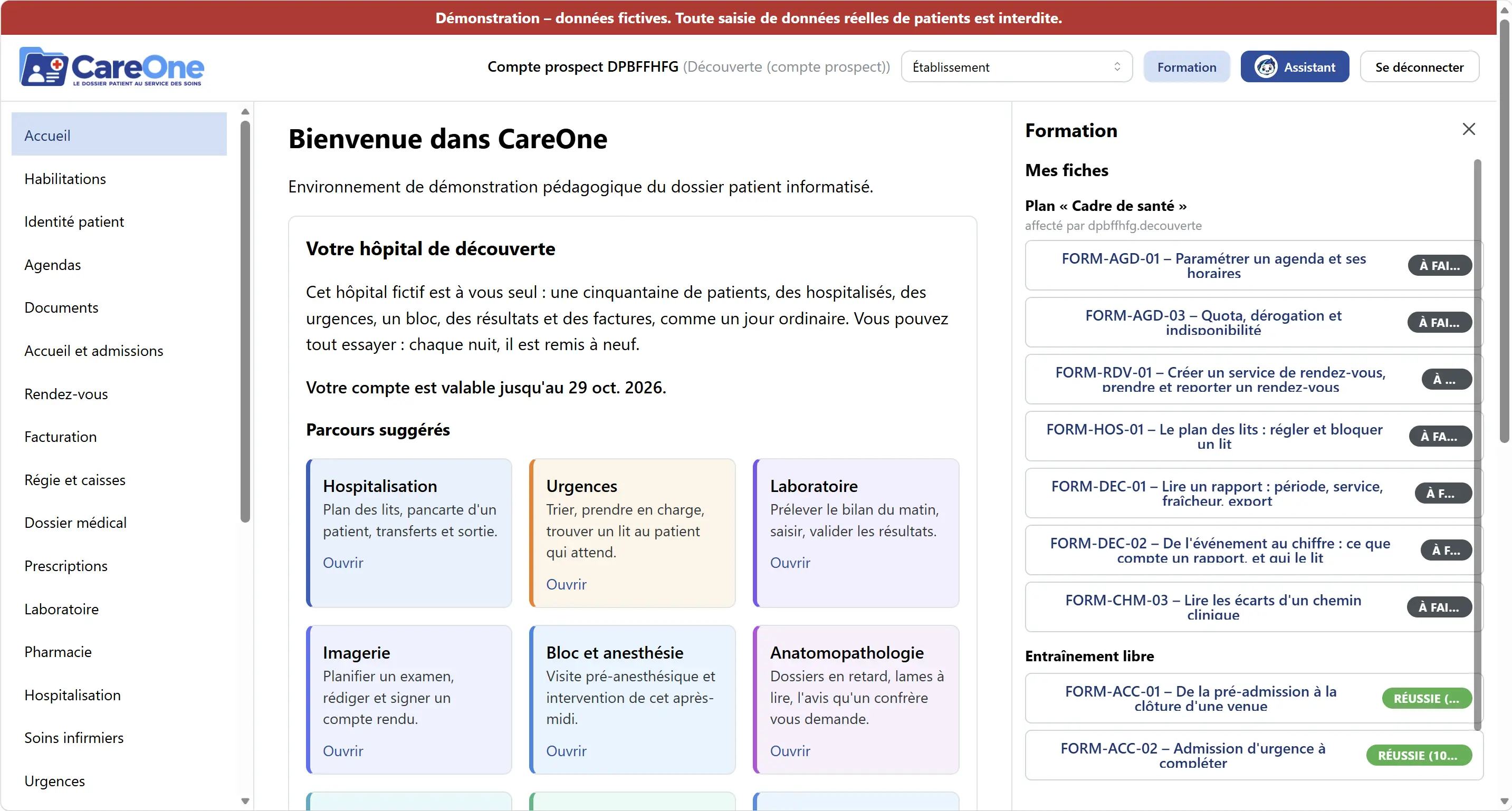 Écran d’accueil de CareOne avec le panneau « Formation » ouvert à droite : le plan « Cadre de santé » liste les fiches à faire, puis l’entraînement libre montre des fiches marquées « Réussie ».