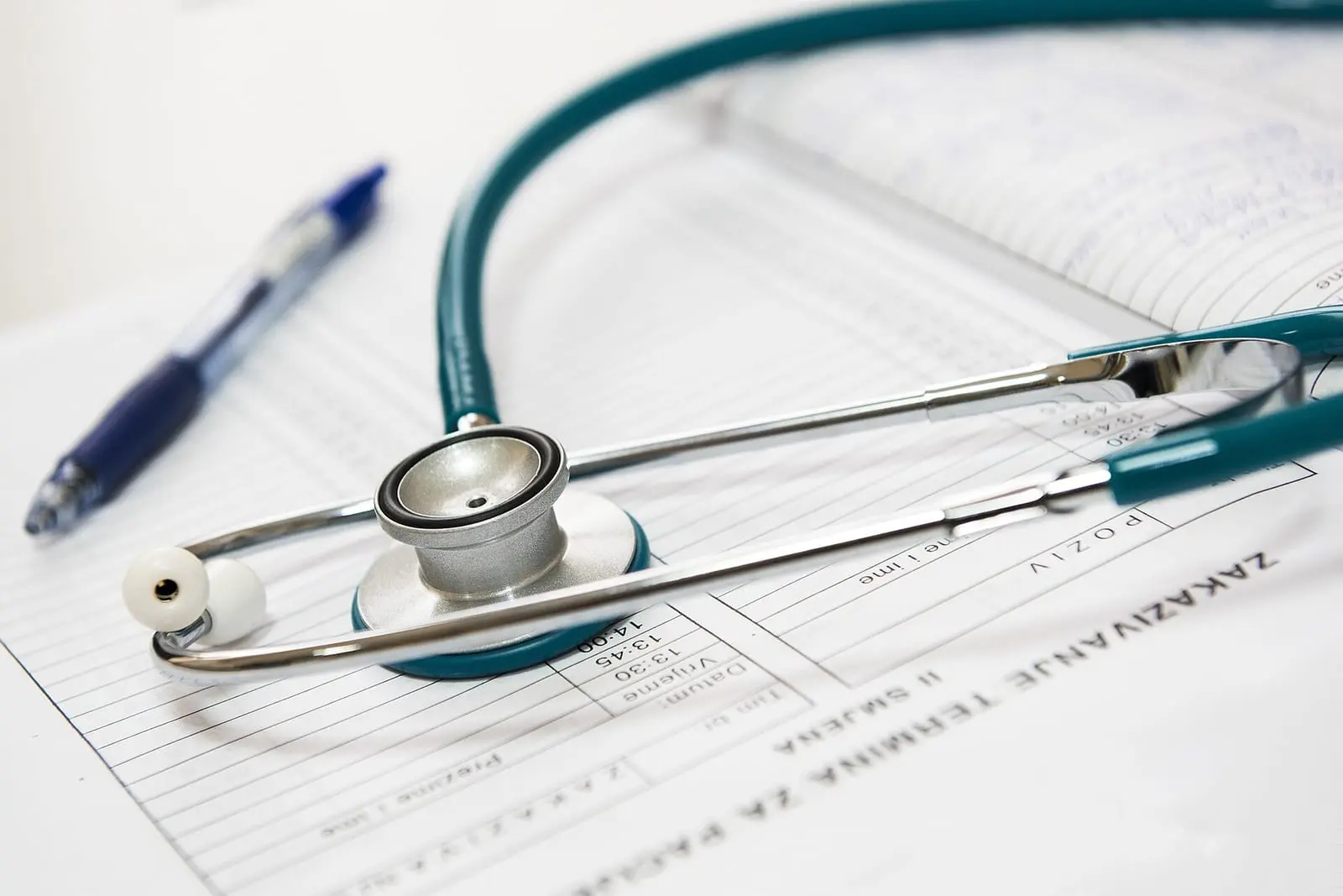Stéthoscope et stylo posés sur un formulaire médical.
